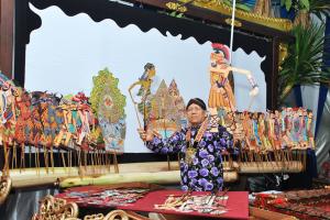 F. Sugi is performing "Wahyu" puppet show.