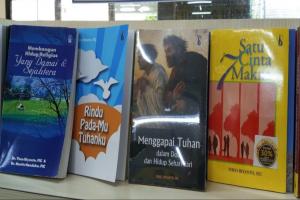4 books written by Theo Riyanto FIC