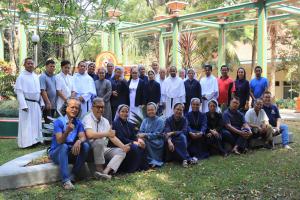 Staff of Roncalli Retreat House with priests, sisters and brothers who are taking the medior course.