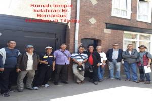 Some Indonesia Brothers taking picture in fornt of the "family" house of Bro. Bernard Hoecken in Tilburg