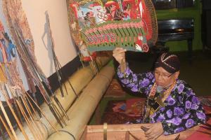 Frans Sugi and his performance...puppet show