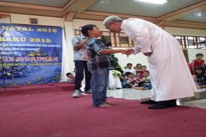 Bro. Yohanes Sumardi and his pupil during Christmas celebration 2018