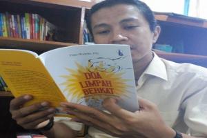 a friend of Theo is reading Theo's book