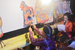 Bro. Frans Sugi is performing wayang wahyu.